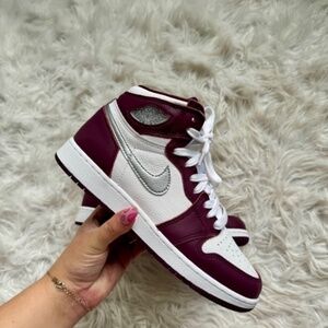 Nike Air Jordan 1 High Retro Bordeaux Silver Size 7Y Men's 7 Women's 8.5
